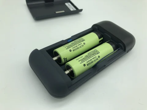 Chargeur de batteries 18650 et batterie externe, livré avec 2 batteries